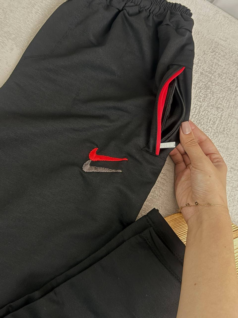 عکس شلوار اسلش نوار قرمز - شماره 3